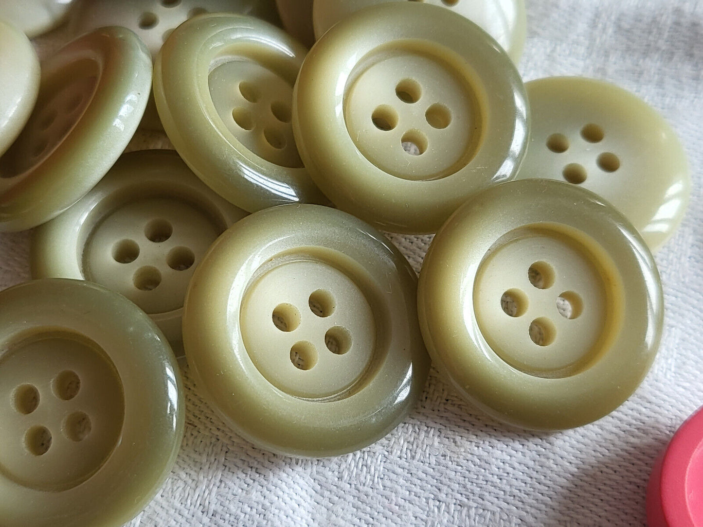 Lot 9 boutons vintage vert/ gris 4 trous diamètre: 2,2 cm ref 1250