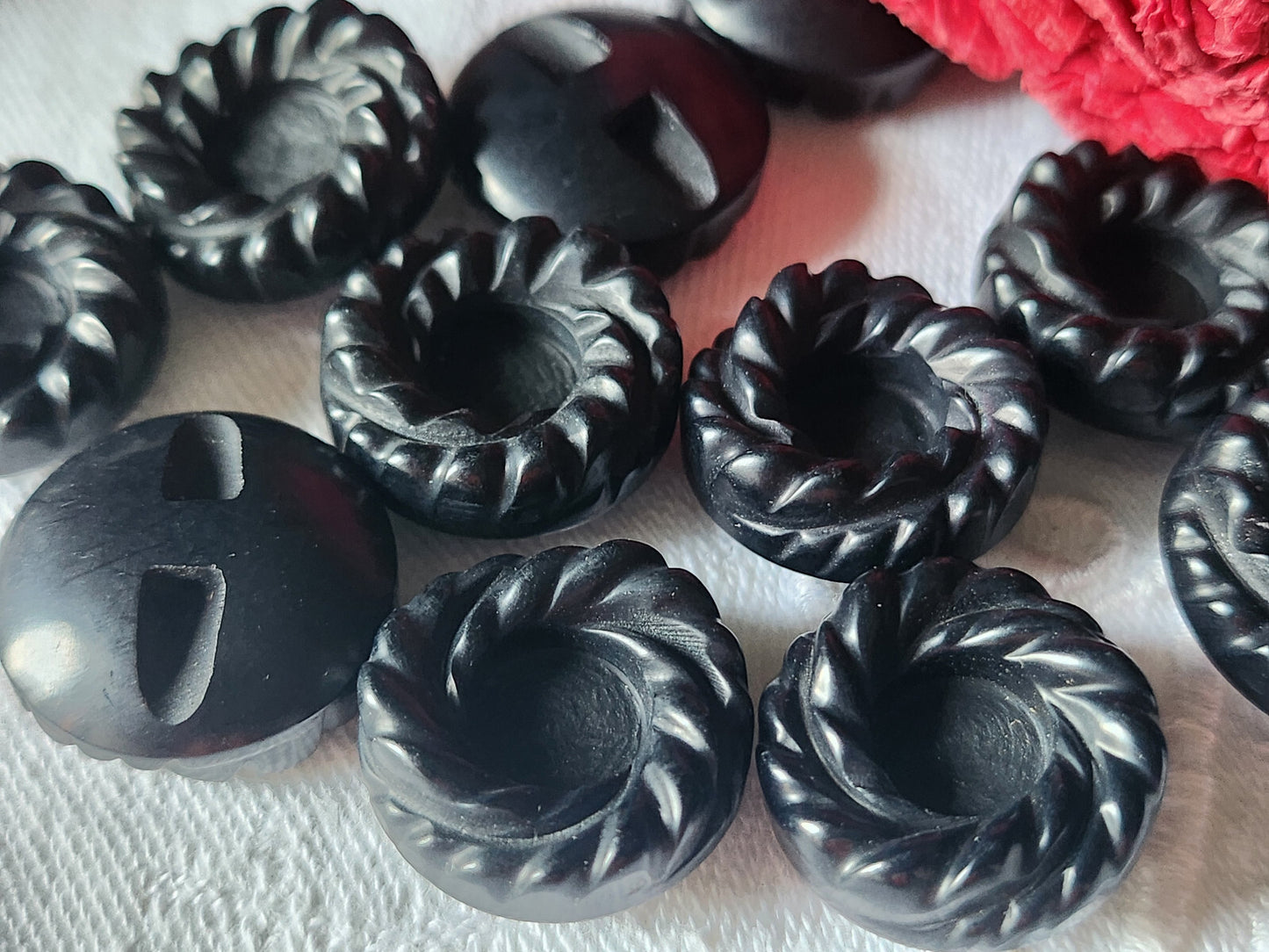 Lot 6 hauts boutons vintage noir épais mat pied 1,8 cm ref 2357