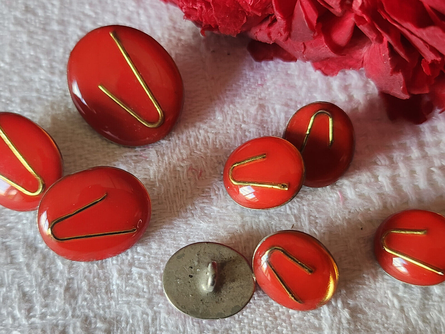 Lot 8 boutons vintage métal rouge panaché 1 sur 1,2 à 1,8 sur 1,5 cm ref 4836