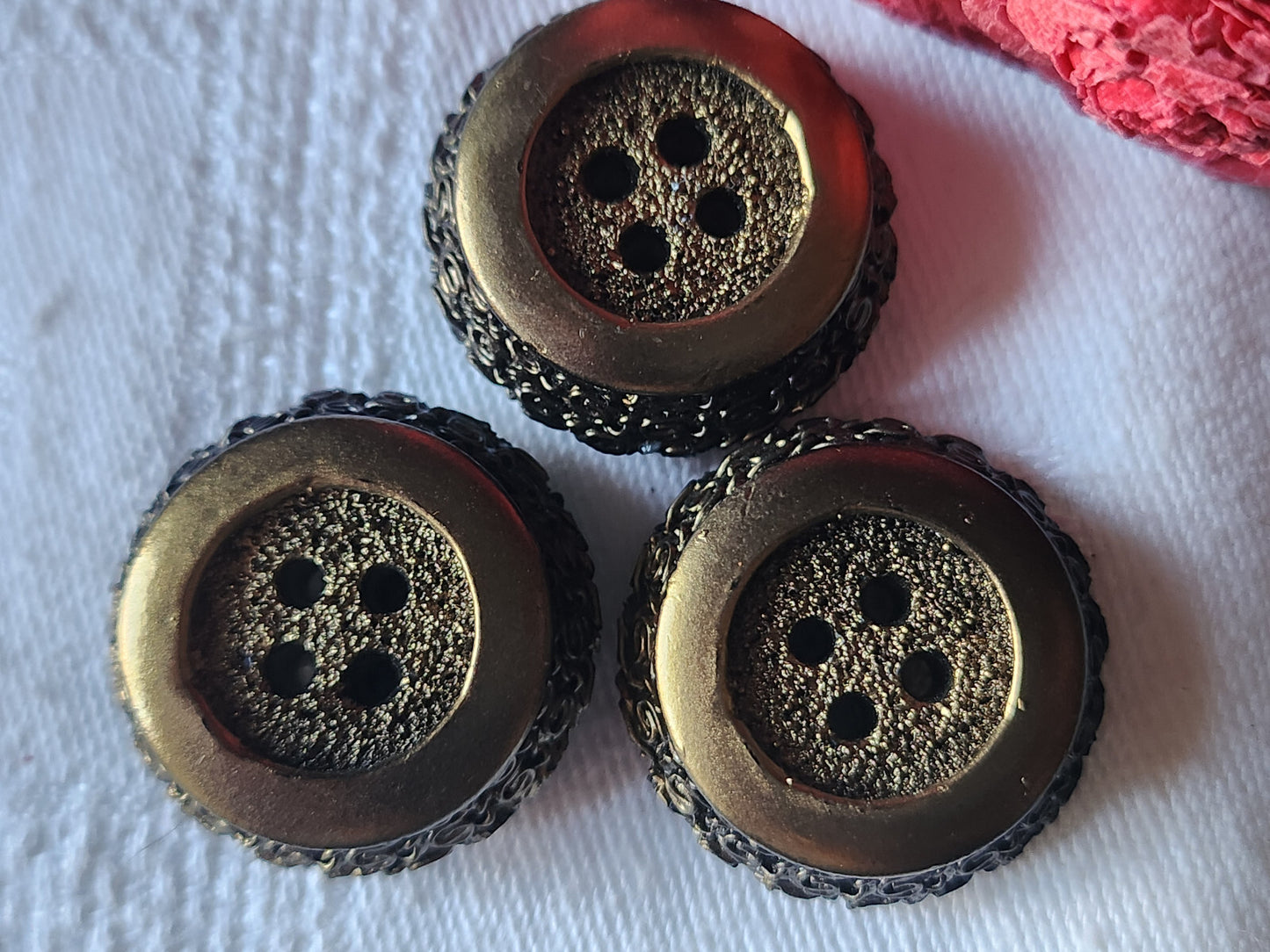 Trio boutons vintage en résine noir doré pourtour chainette 2,5 cm ref 3546