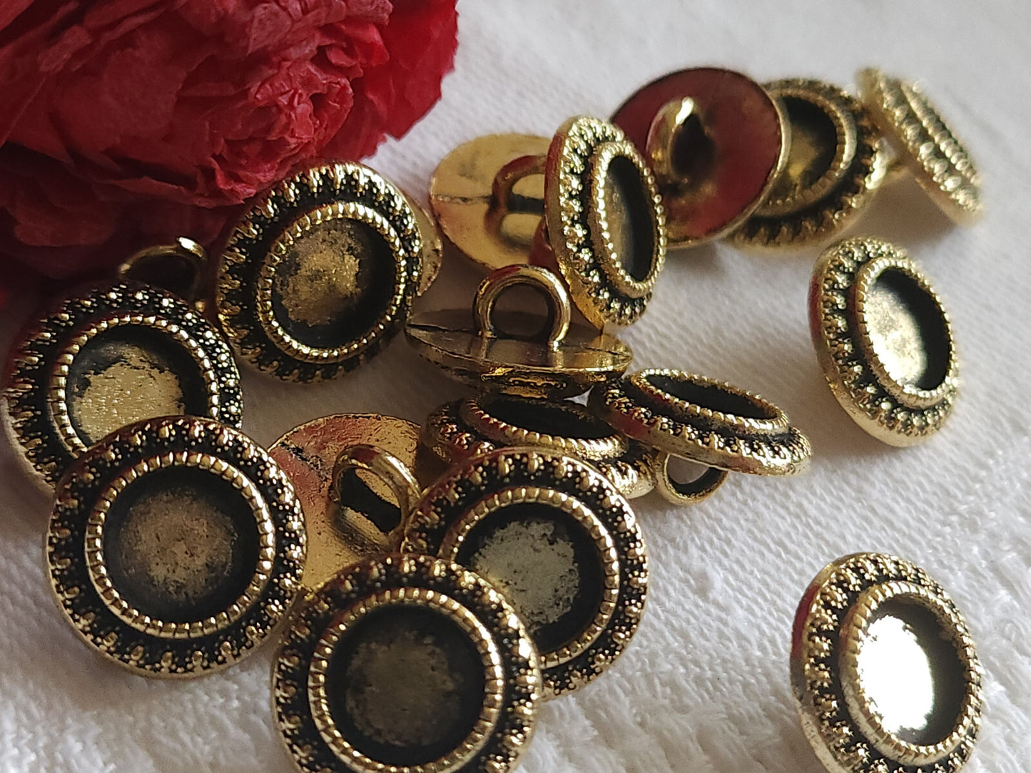 Lot 9 boutons vintage en métal doré noirçit 1,3 cm ref 5222