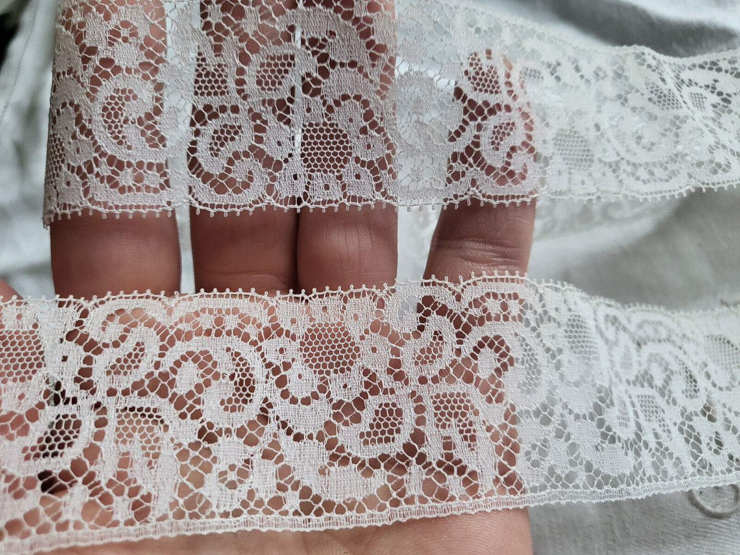 Dentelle large ancienne en nylon décor floral 2 mètres 10 sur 4 cm T15-30