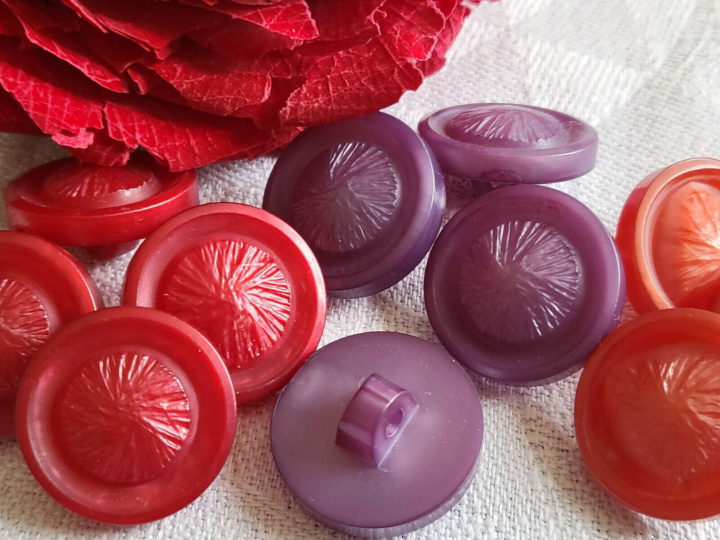 Lot 11 boutons année 80 à pied panaché rouge violet...1,8 cm ref 5501