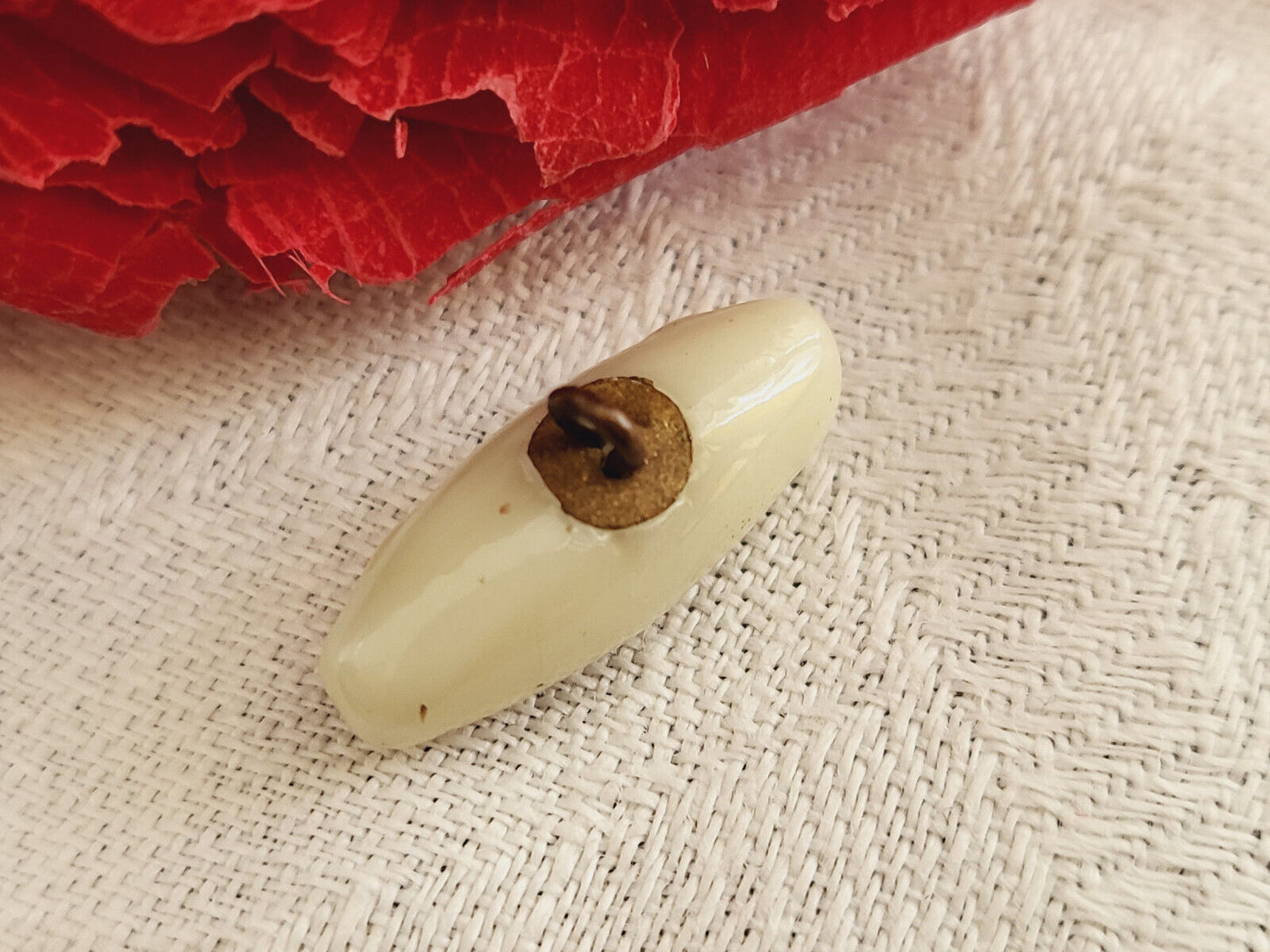 Bouton ancien en verre crème long à pied métal 0,7 sur 1,8 cm G13A