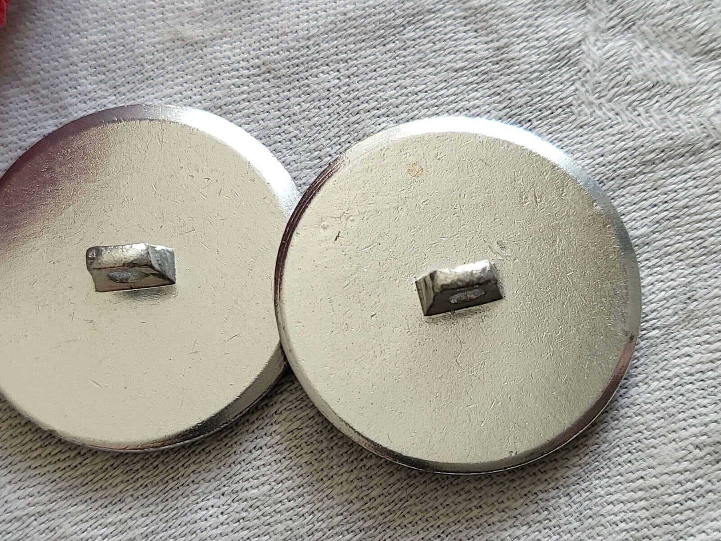 Duo gros boutons anciens en alliage argenté blason 2,9 cm G14O