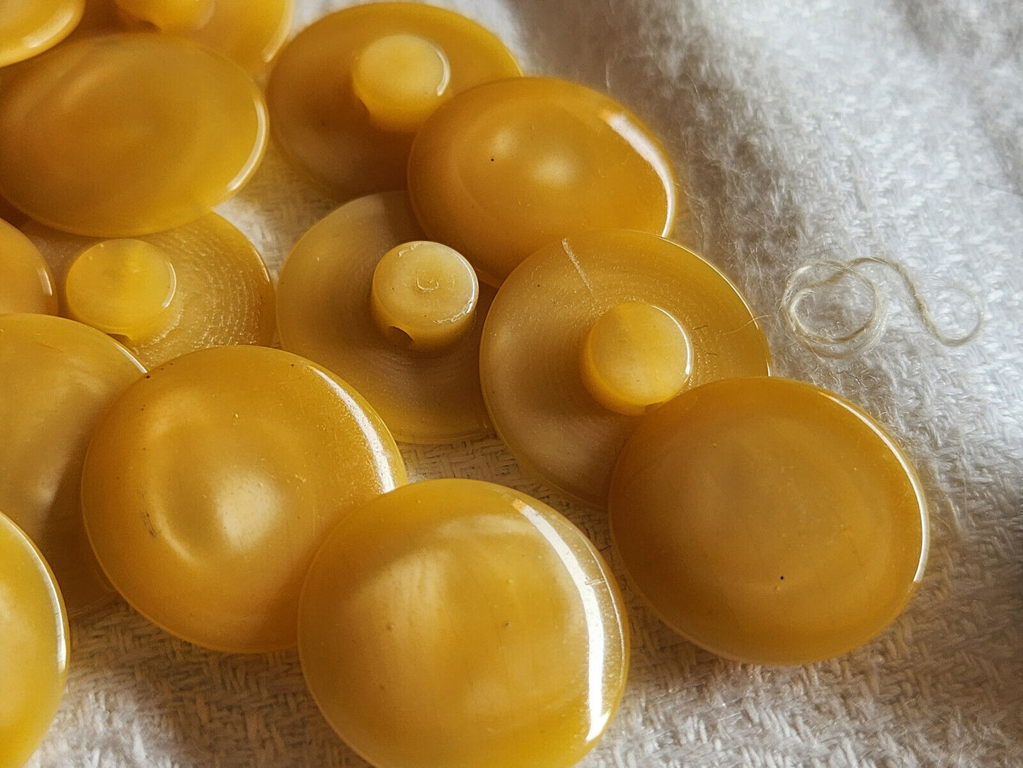 Lot 20 boutons vintage beige lumineux pied 1,8 cm ref 4775