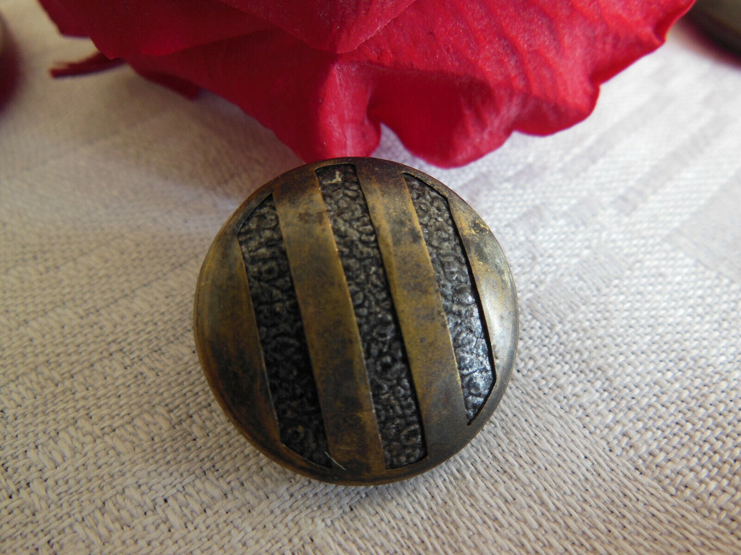 Bouton ancien en métal motif à nettoyer à pied 2,1 cm D14C collection
