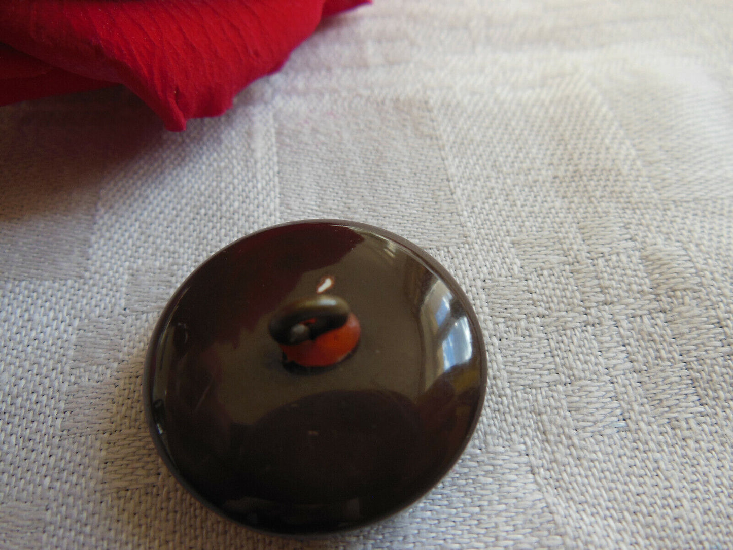 Bouton vintage marron à pied motif relief diamètre 2,4 cm D14H
