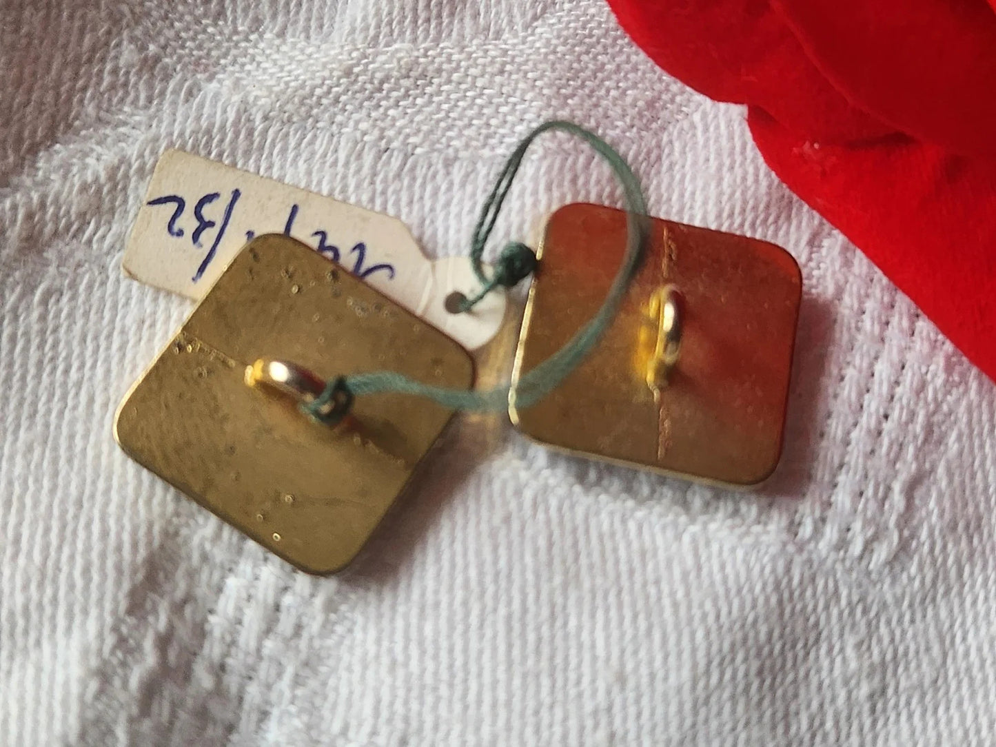 Duo boutons vintage en métal doré carré 1,6 cm pied G5D