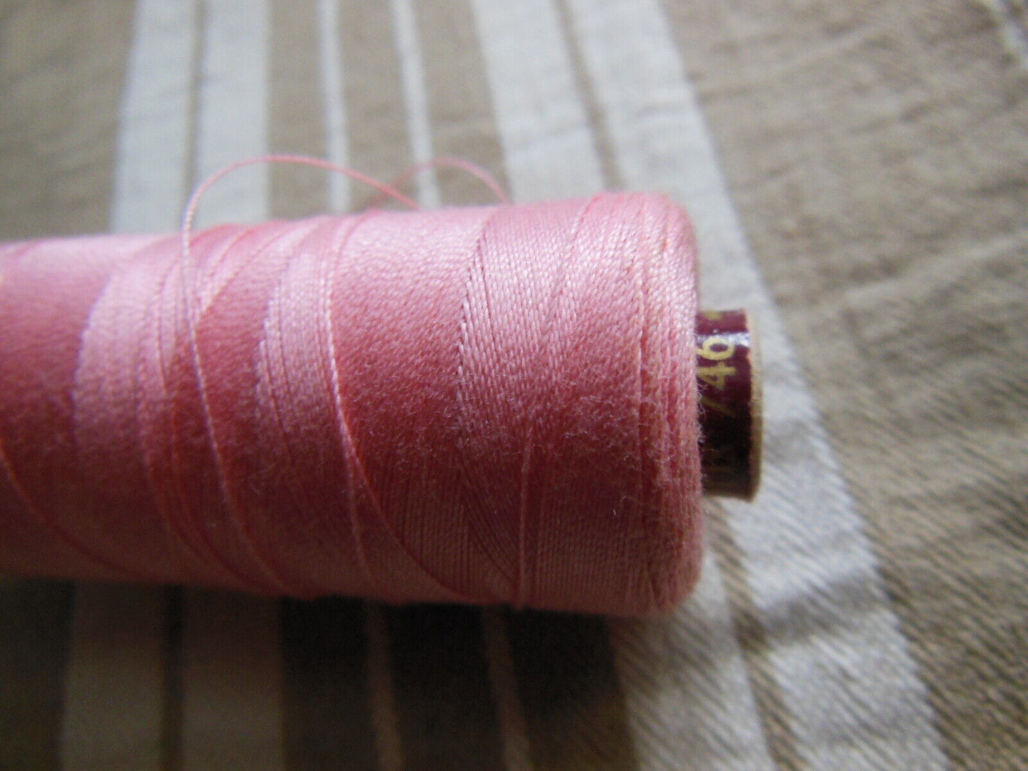 Grosse bobine ancienne fil rose foncé 24 grammes couture mercerie ancien
