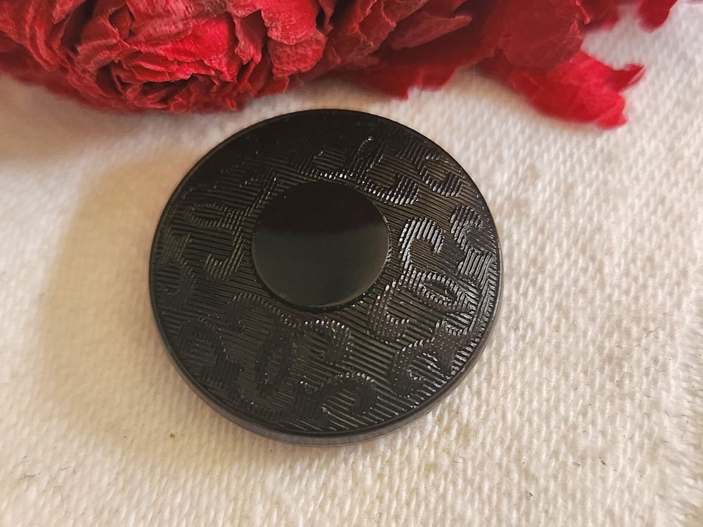 Bouton vintage en verre noir damas travaillé 2,2 cm pied metal G7L