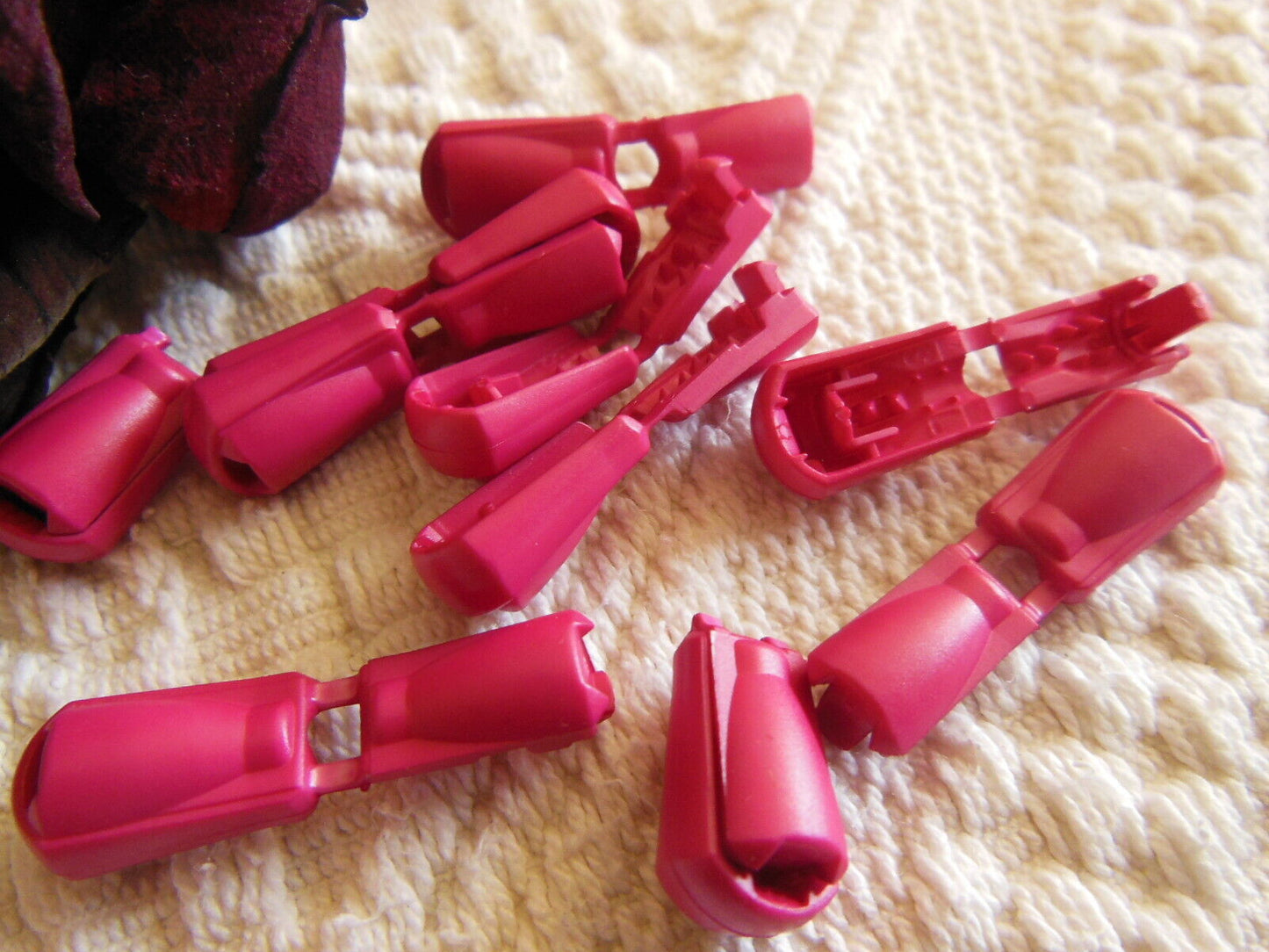 Lot 2 embouts pour cordon en plastique rose foncé stop cordon couture bijoux T17