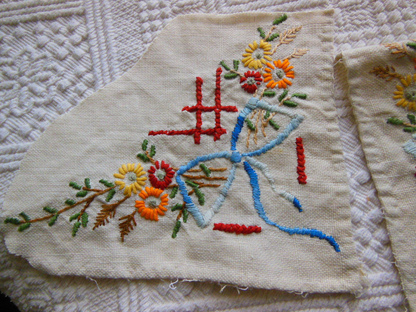 Duo broderies anciennes sur toile nœud fleur travaux couture récup B7