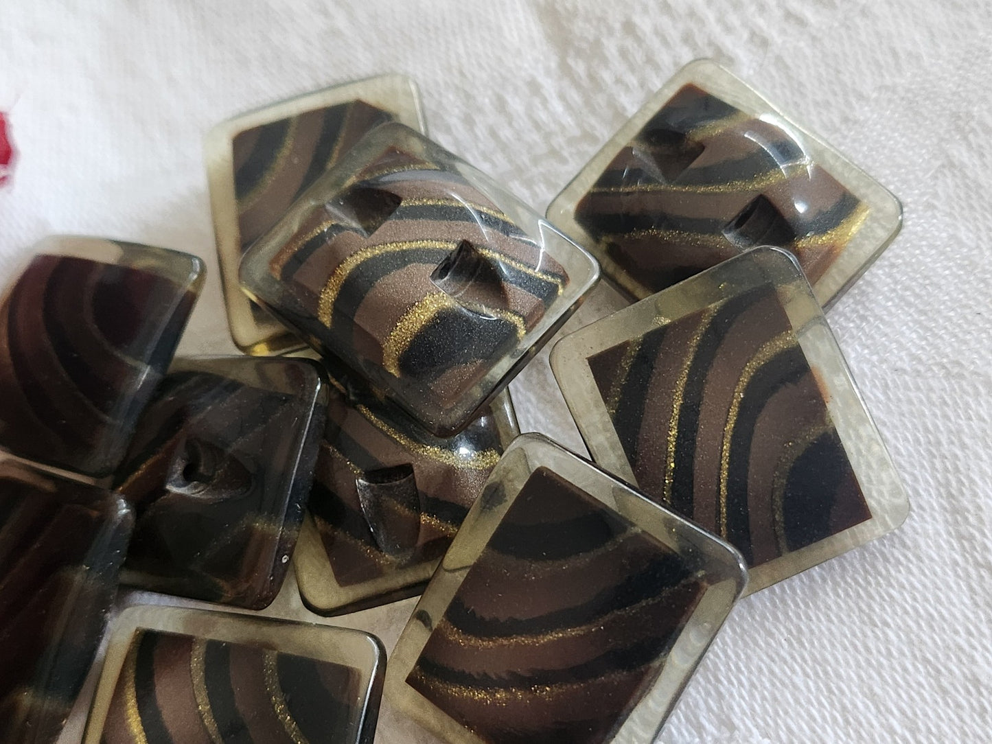 Lot 6 boutons vintage marron nclusion dorépied 2 sur 2,2 cm ref 872