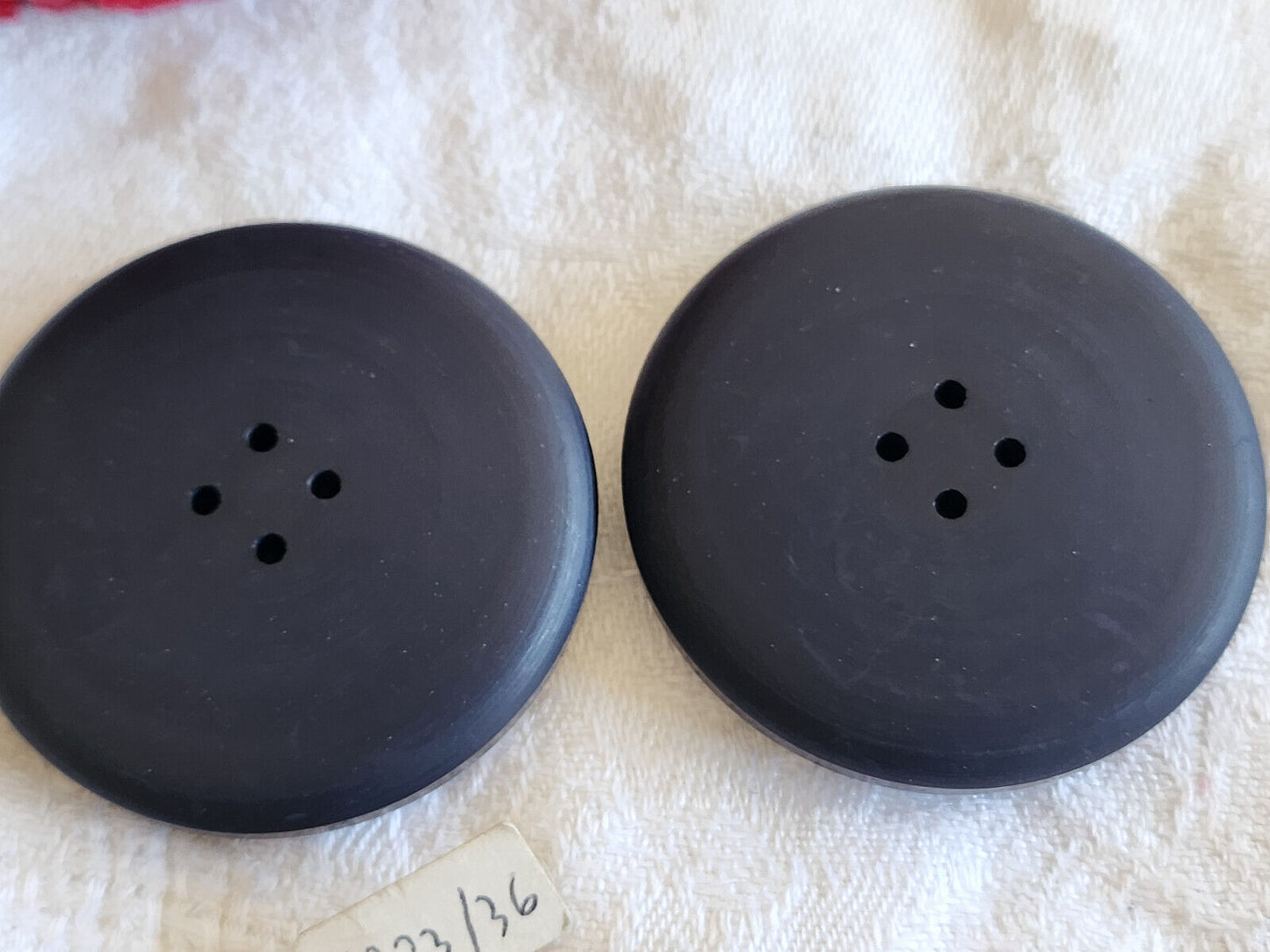 Duo énormes boutons vintage bleu mat épais trou 4,3 cm ref 1882