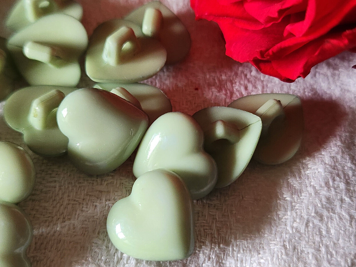 Lot 10 boutons vintage vert en forme de coeur pied 1,4 cm ref 590