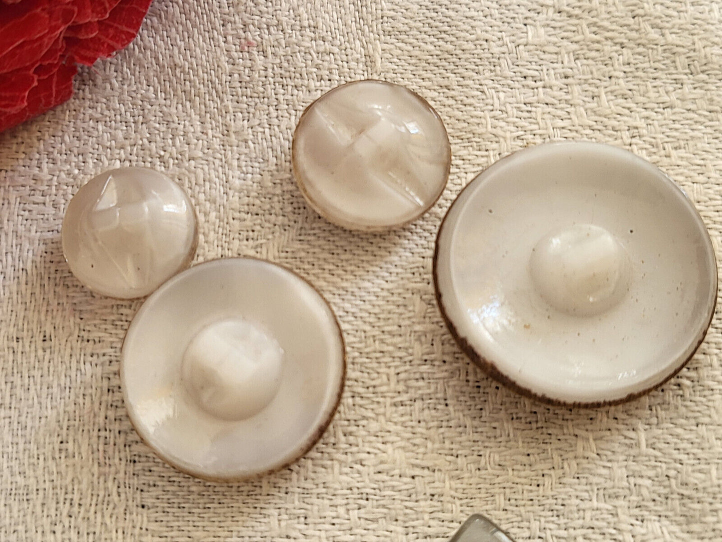 Lot 4 boutons anciens en verre blanc doré diamètre différent 1,1 à 2,1 G11G