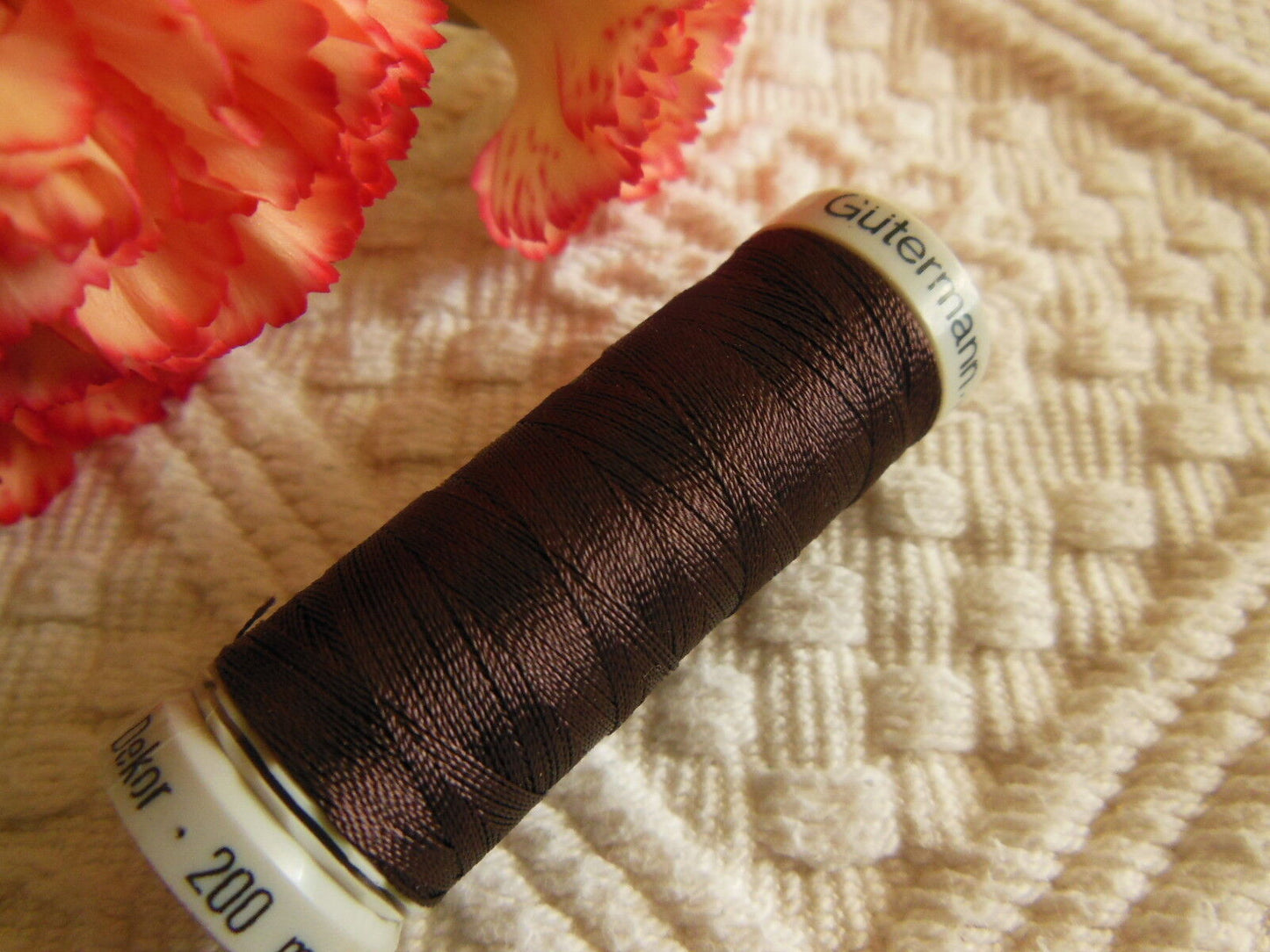 Bobine fil à broder Gutermann 200 marron lumineux col 2335 couture