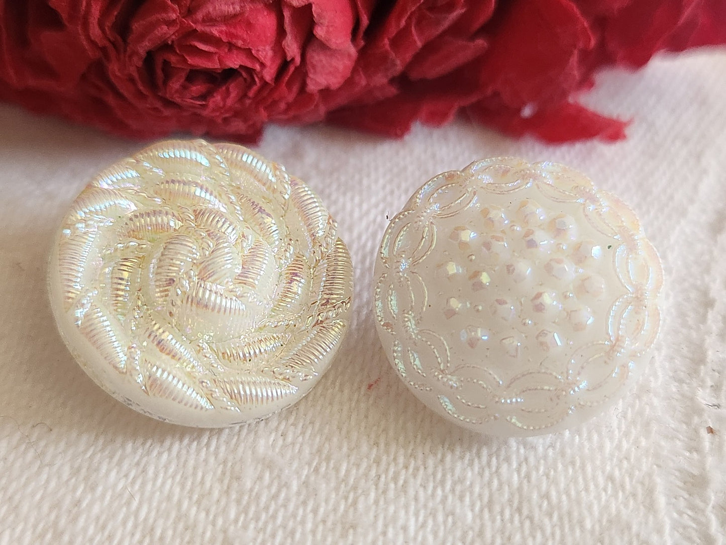 Duo boutons vintage en verre blanc mordoré irisé 1,8 cm G7J