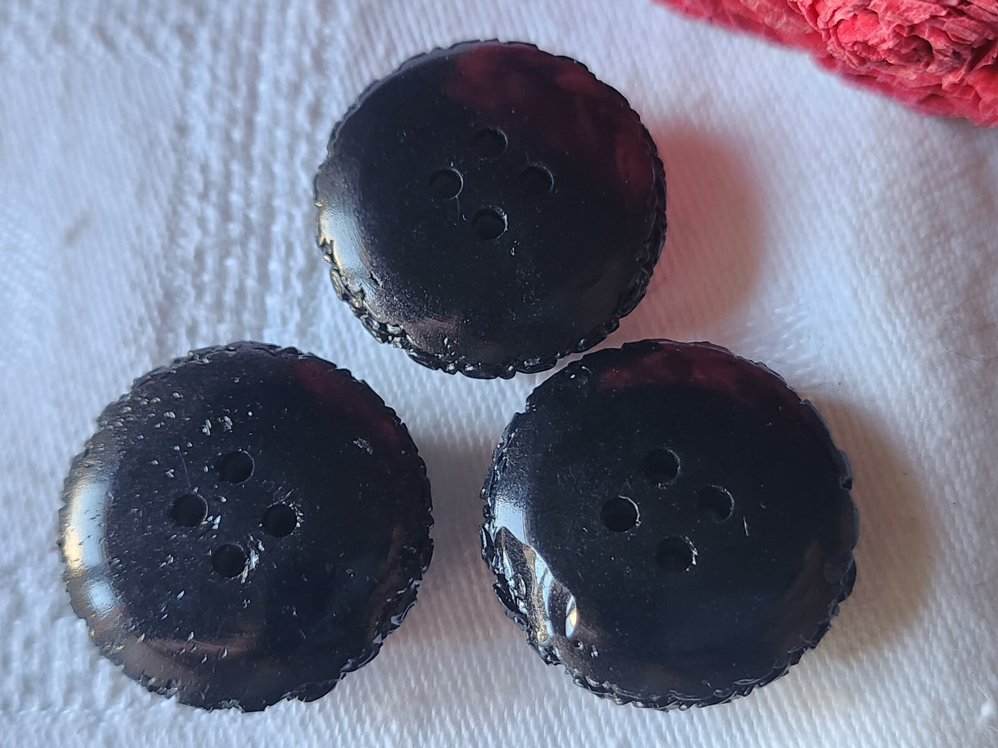 Trio boutons vintage en résine noir doré pourtour chainette 2,5 cm ref 3546