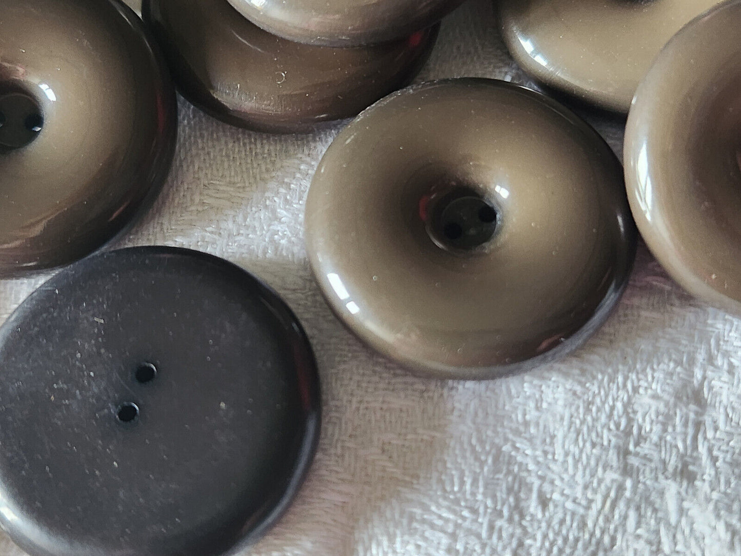 Lot 10 boutons vintage marron lisse trous épais diamètre 2,6 cm ref 1001