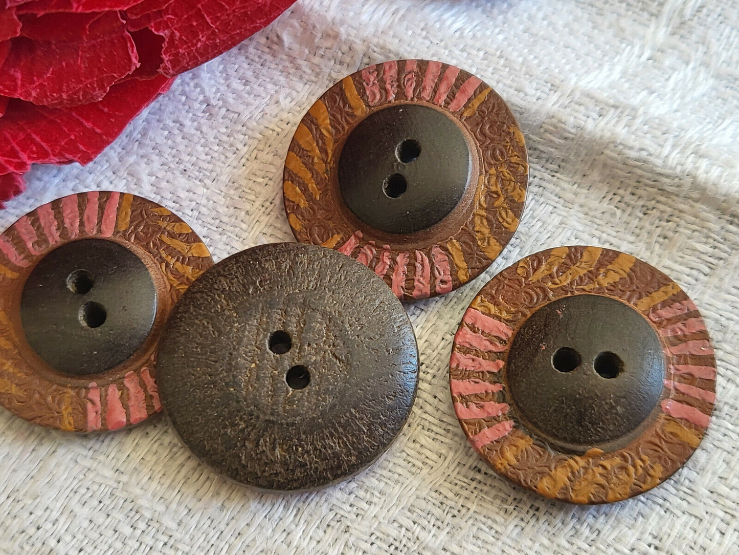 Lot 4 boutons anciens en bois peint parfait état 1,9 cm collection ref 4851