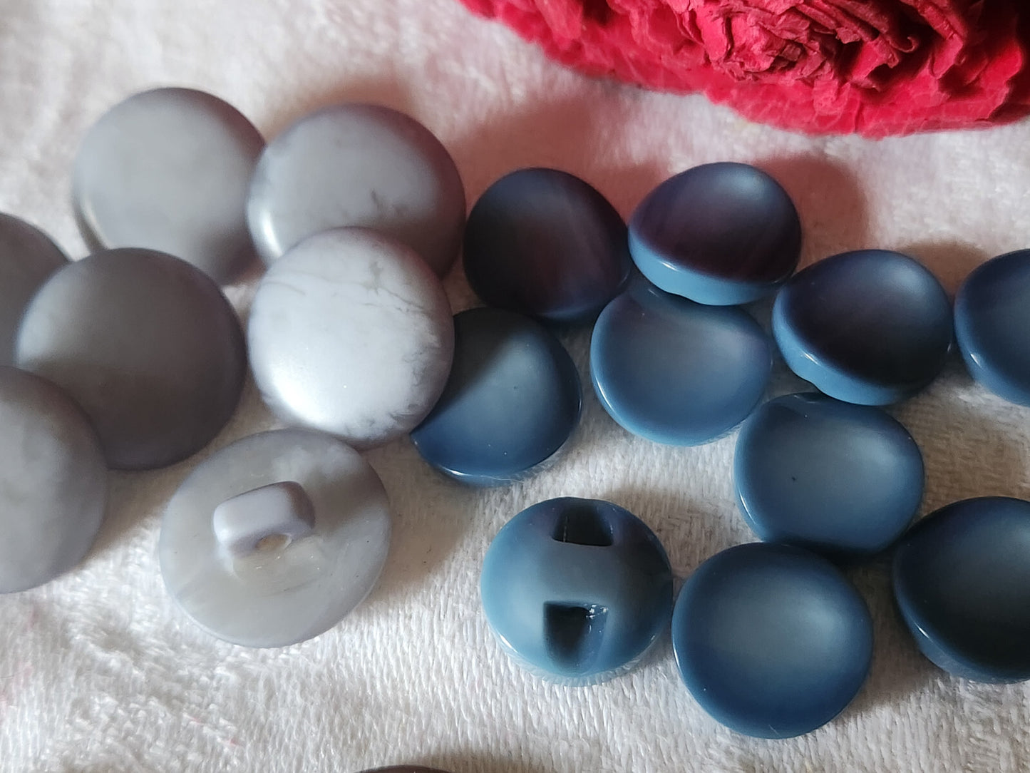Lot 17 boutons vintage bleu à pied deux series 1,3 et 1,7 cm ref 3194