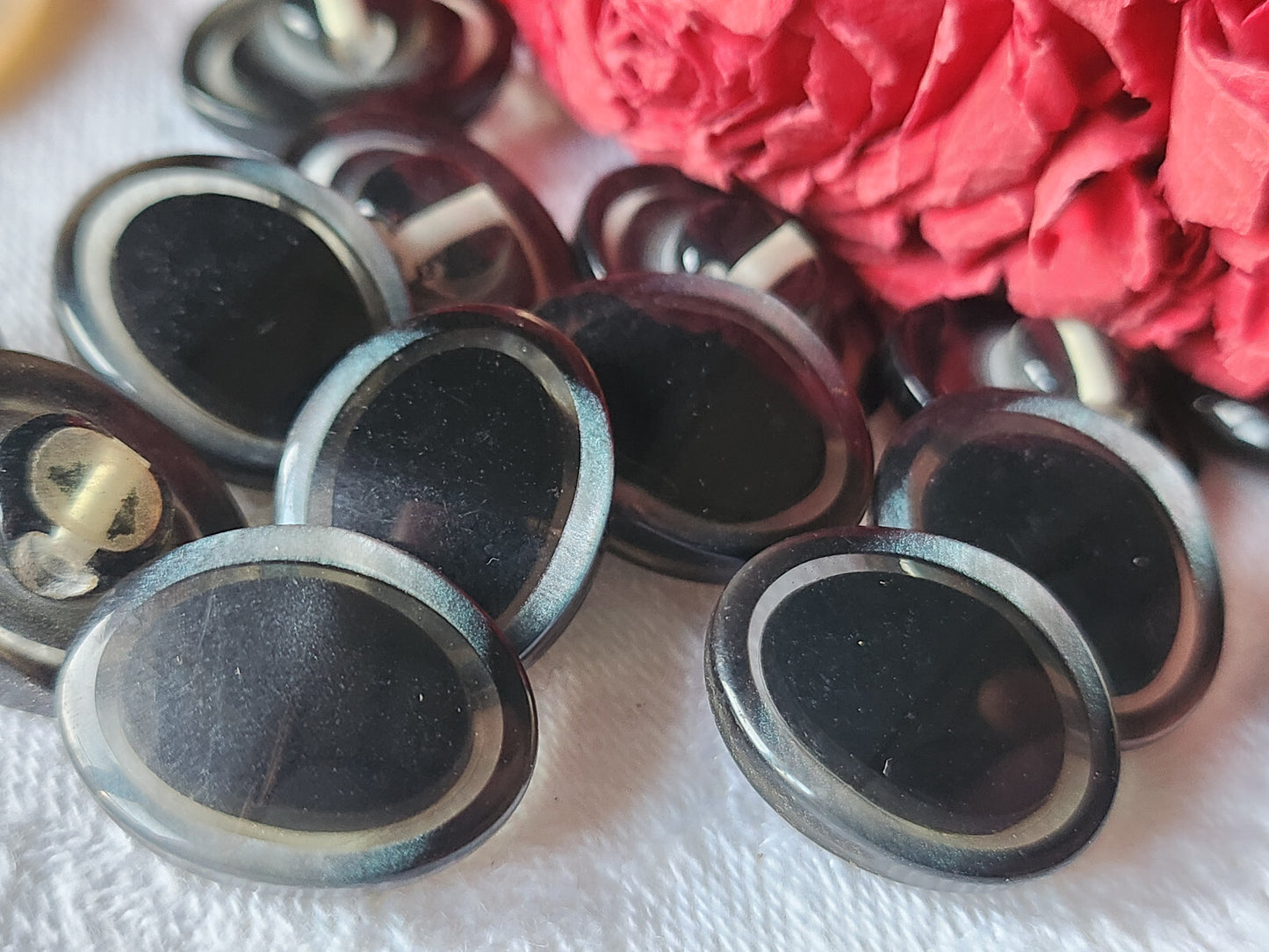Lot 6 boutons vintage ovale noir incusion nacré 1,4 sur 1,8 cm ref 6025