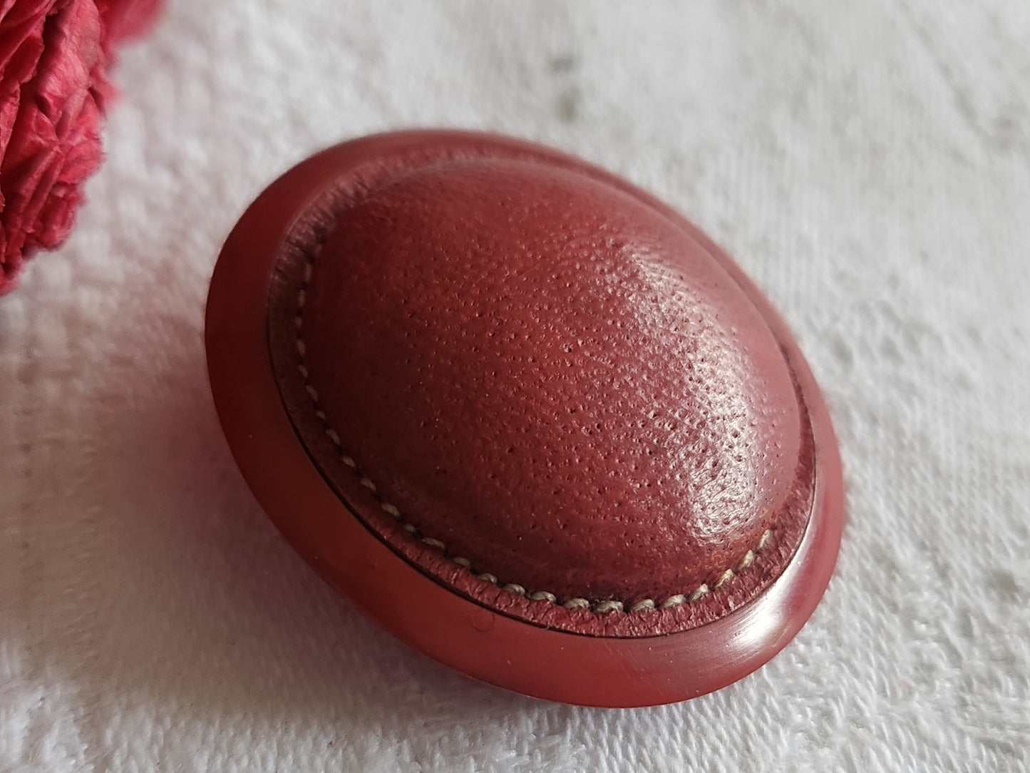 Collection gros bouton coeur cuir rouge monture resine 3,7 cm ref 6089