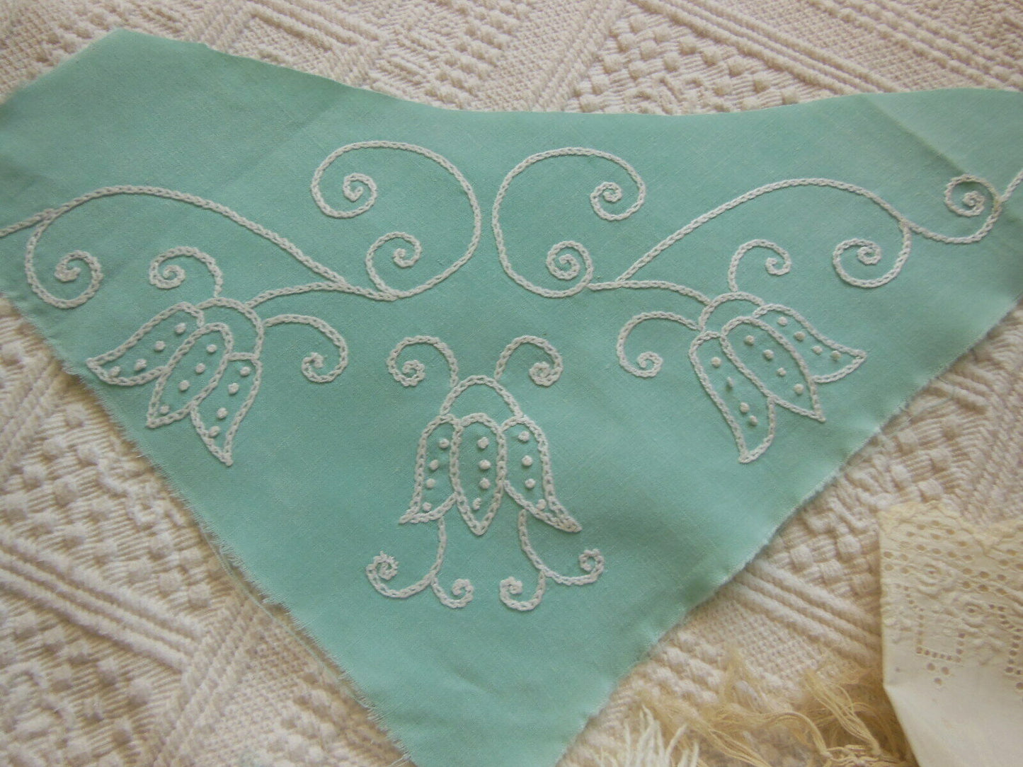Longue broderie boucle ancienne main vintage fond vert incrustation B7-2