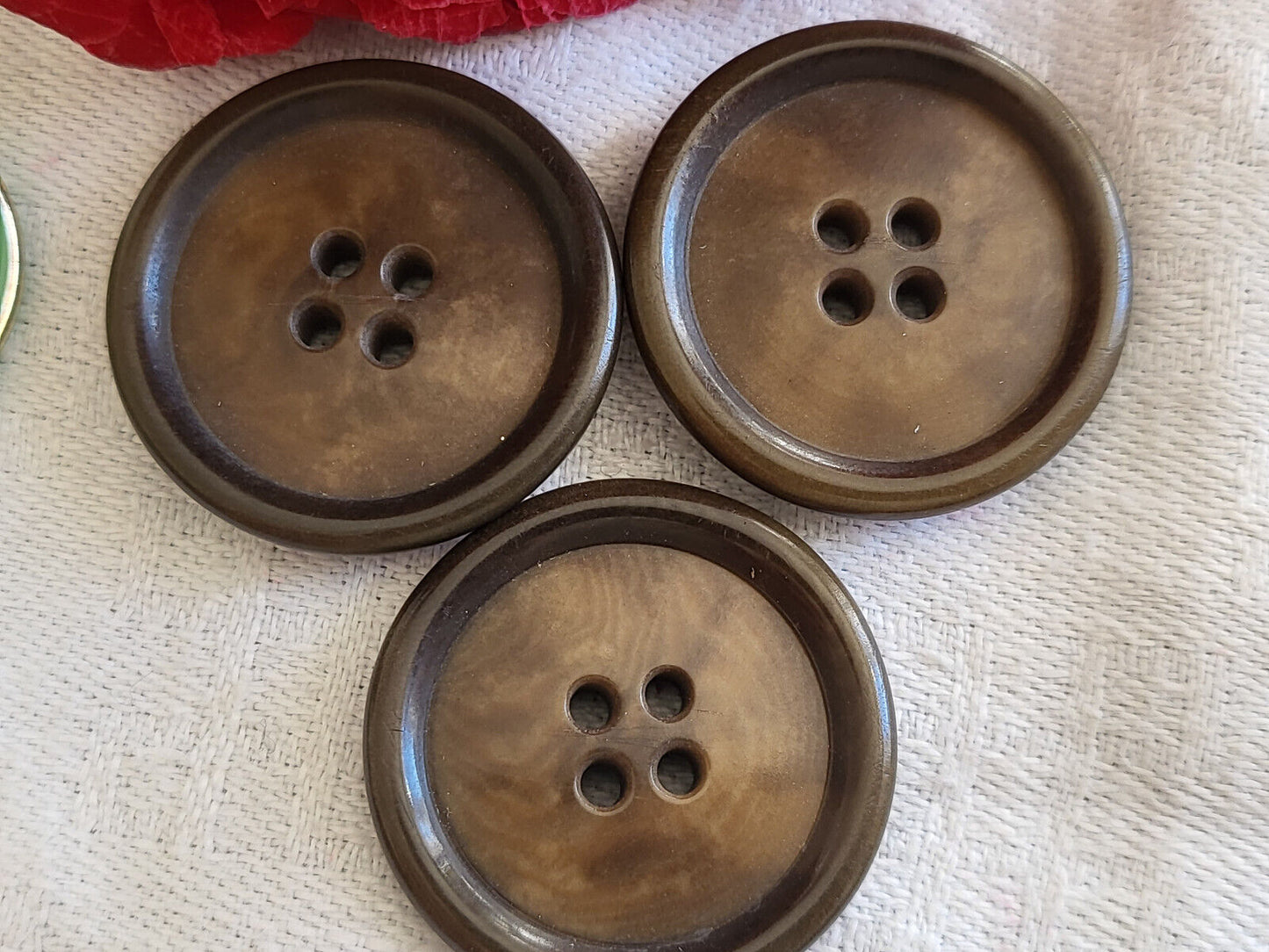 Trio gros boutons anciens en corozo travaillé marron diamètre 2,7 cm D14T