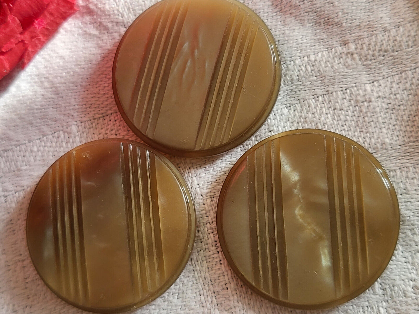 Trio boutons vintage marron à pied strié diamètre 2,3 cm ref 4932