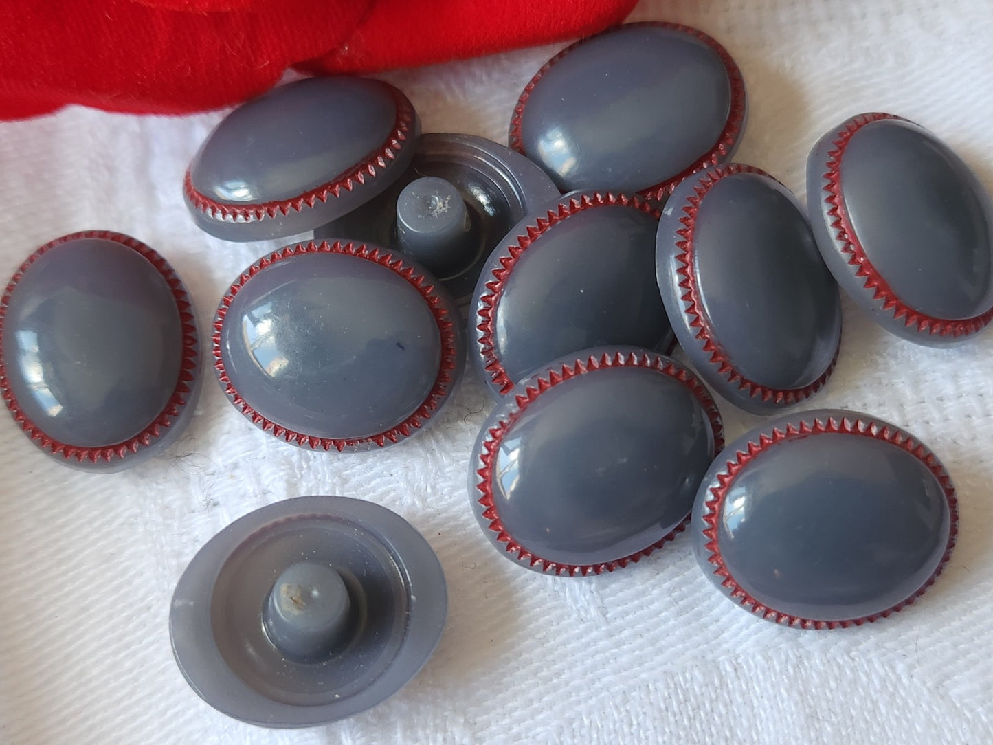 Lot 11 boutons vintage ovale gris et rouge pied 1,4 cm sur 1,7 cm ref 5943