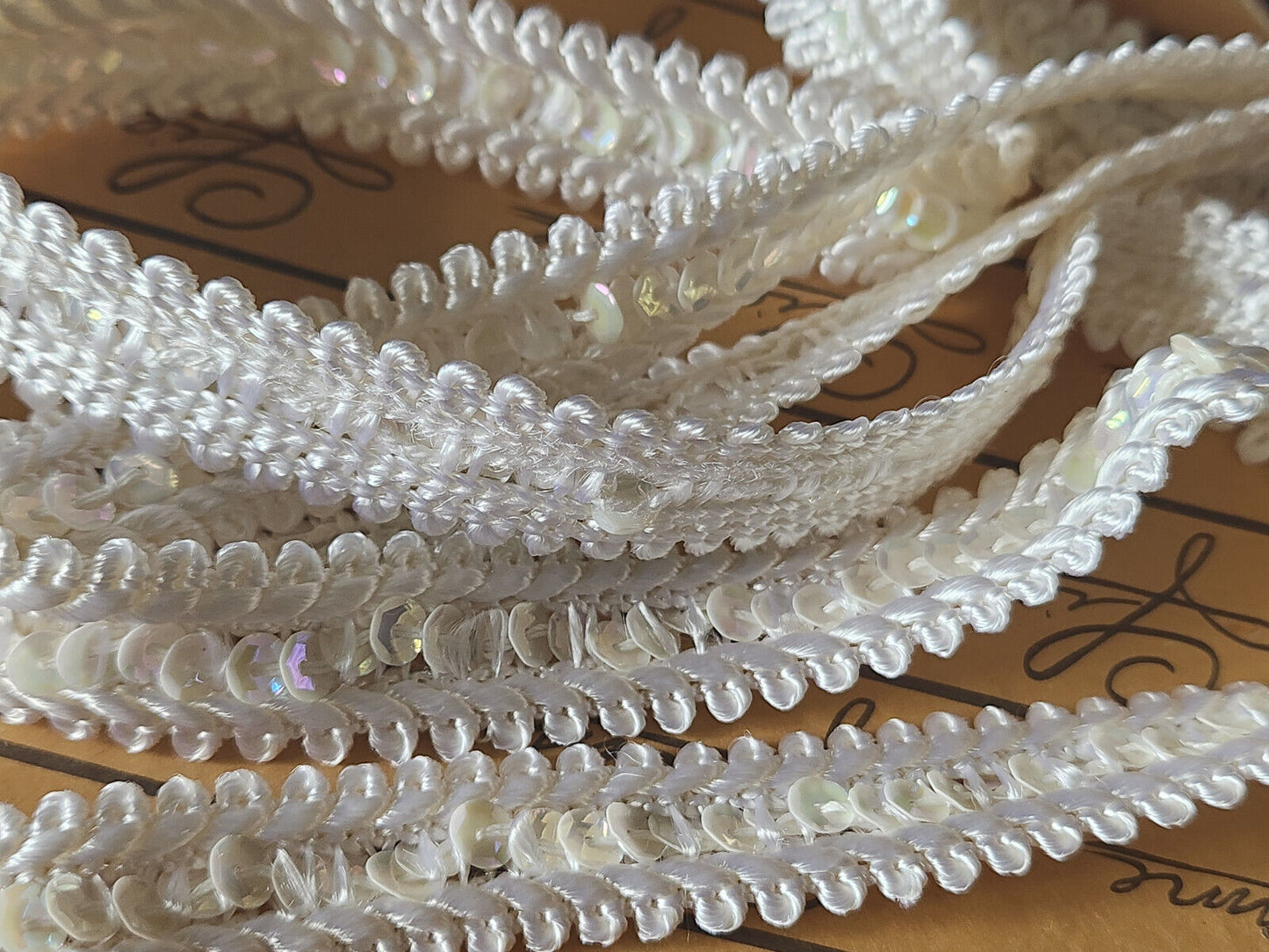 Galon vintage blanc satiné rehaussé de sequin 2 mètres sur 1,6 cm A2