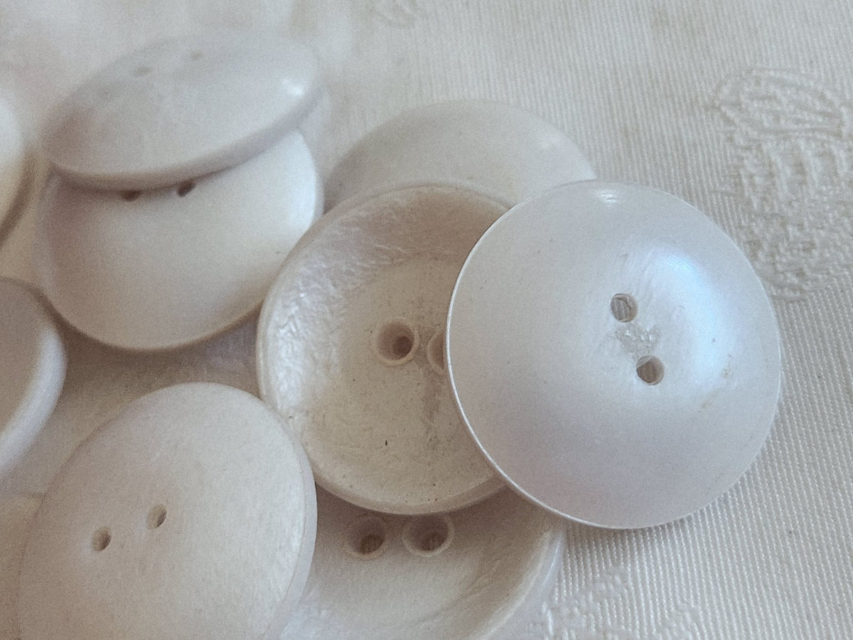 Lot 6 gros boutons vintage blanc satiné à trous XXL 3,3 cm ref 6196