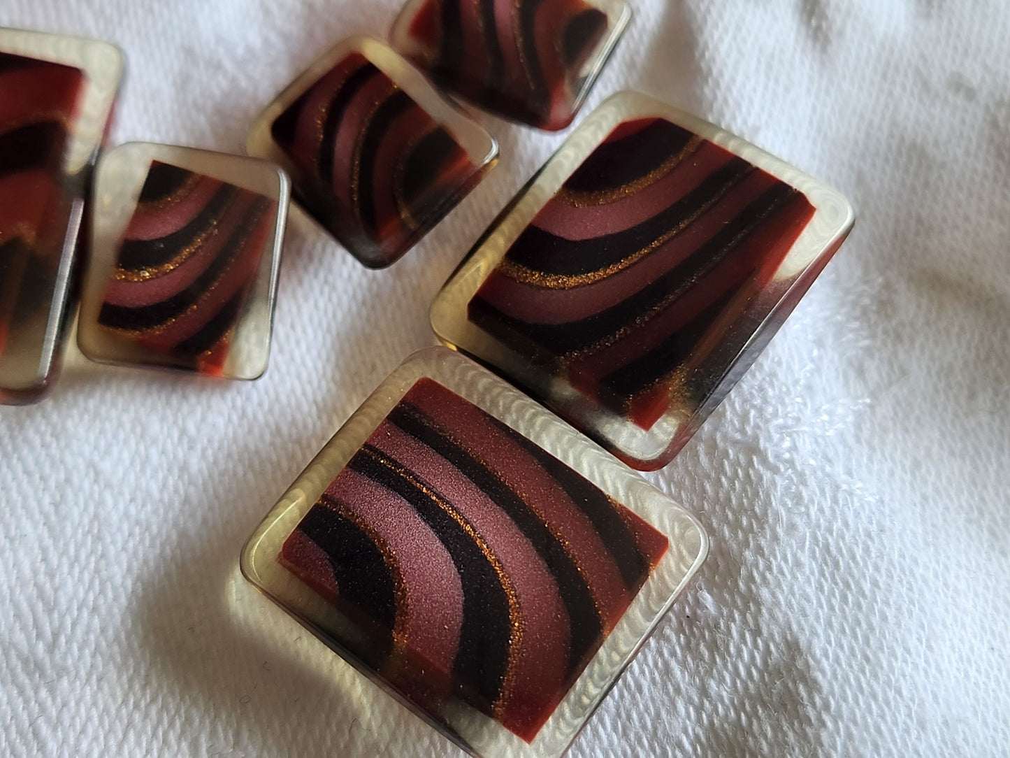 Lot 6 boutons vintage rouge panaché 1,1 sur 1,3 à 2,2 sur 2,6 cm ref 1578