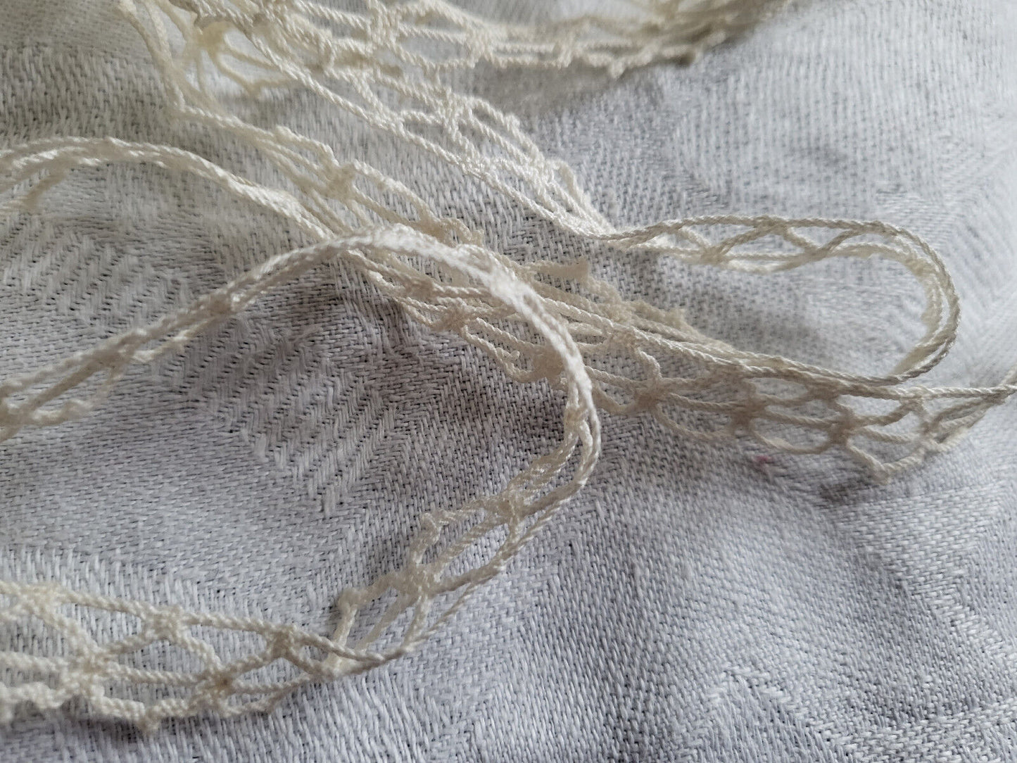 Dentelle ancienne 2 mètres 90 sur 1,1 cm T15-14