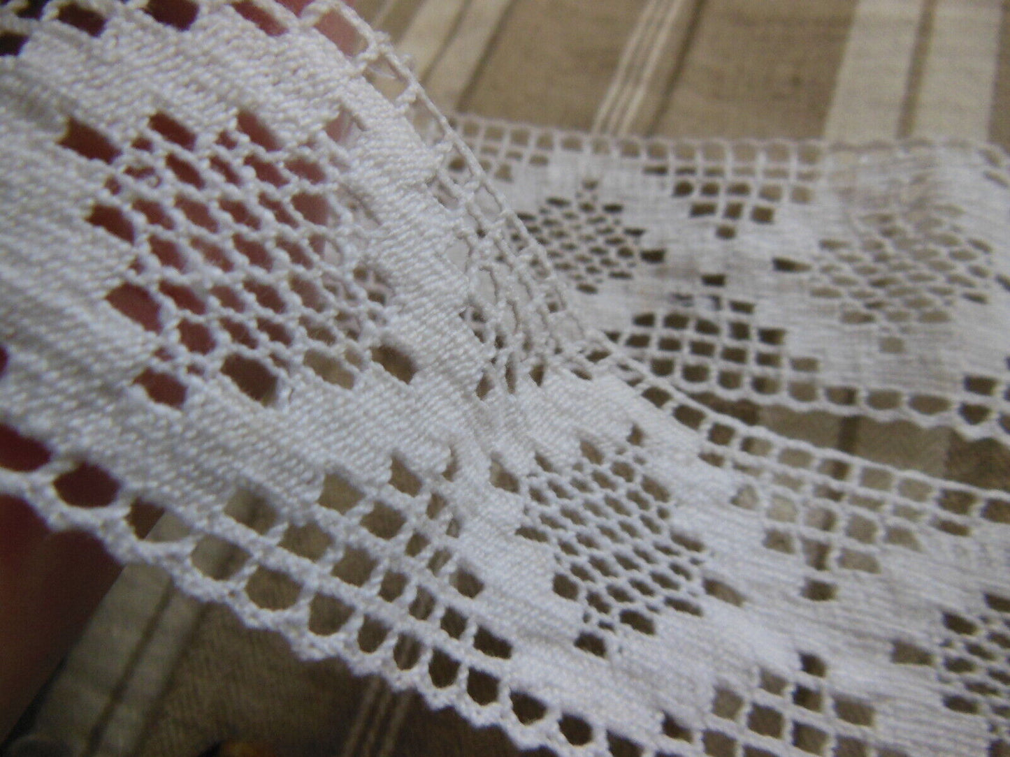 Dentelle large ancienne coton entre deux main 1 métre 15 sur 4 cm T14-75