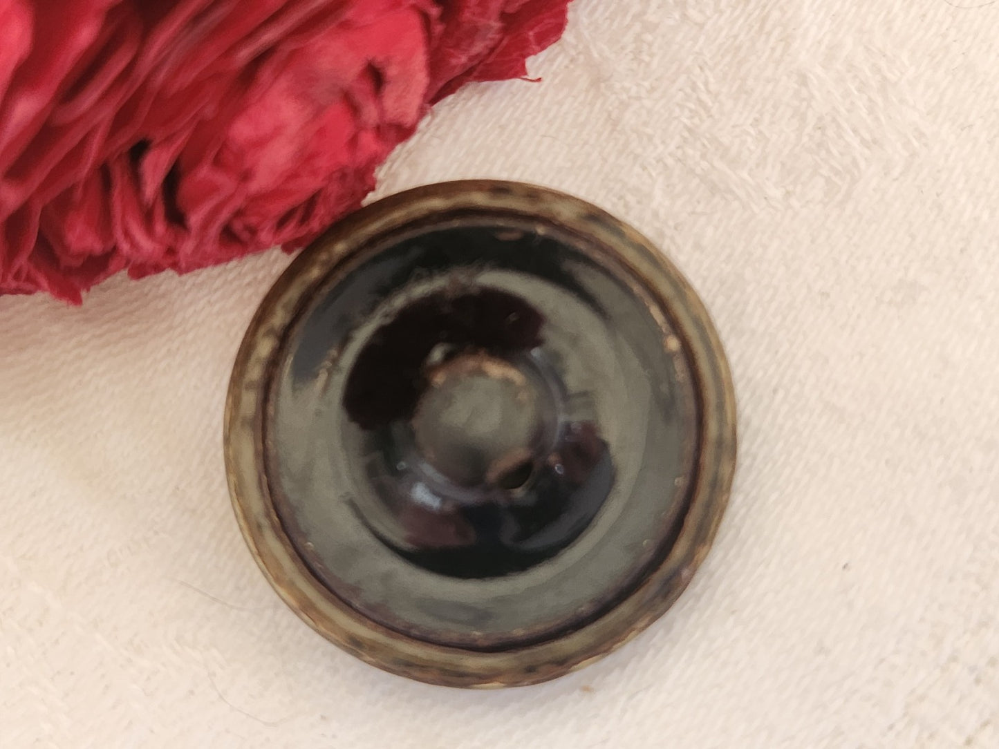 bouton ancien en celluloïd motif fond noir à pied 2,6 cm D7L