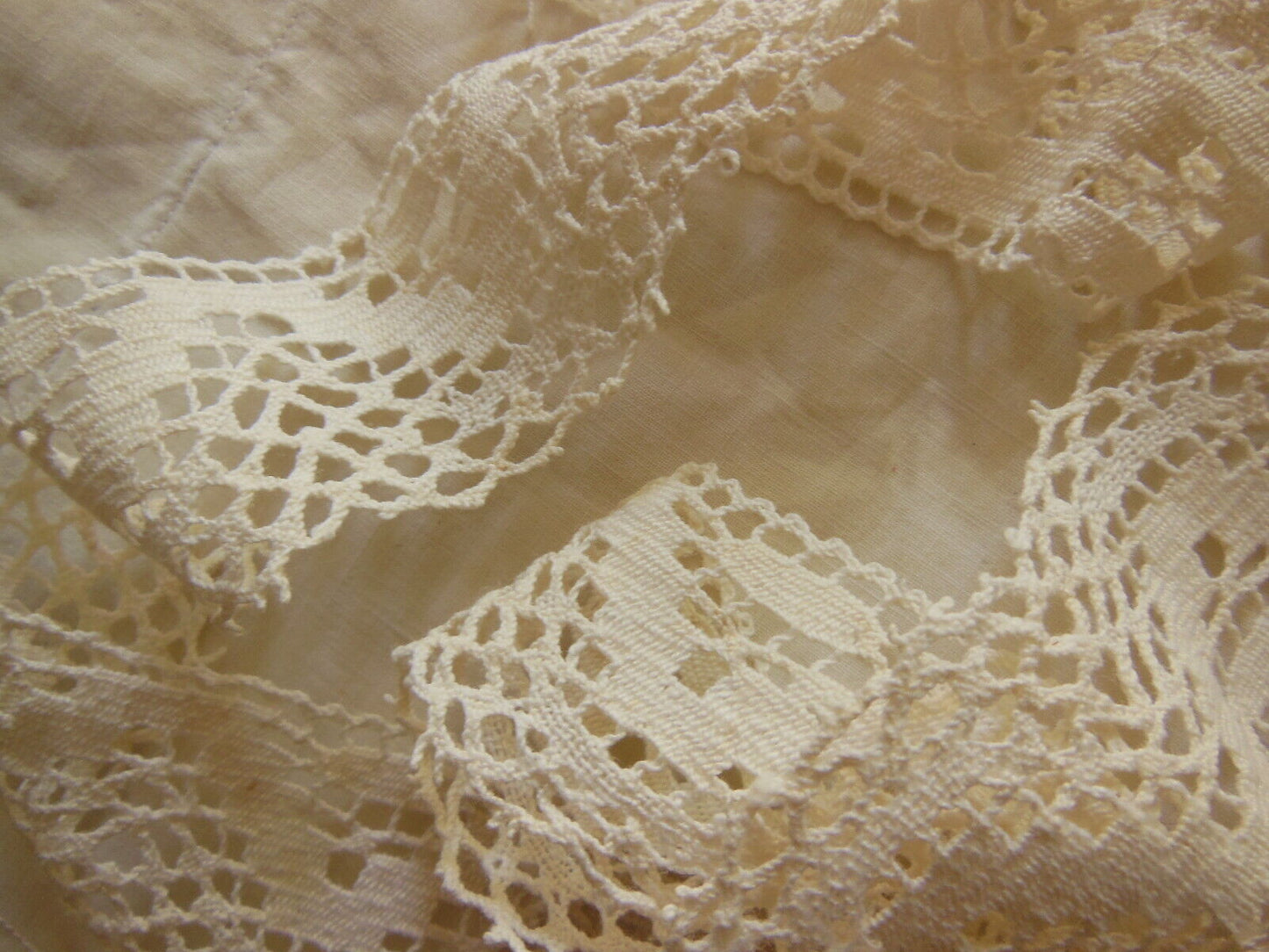 Dentelle ancienne large 1 mètre 50 sur 3,9 cm T1-37