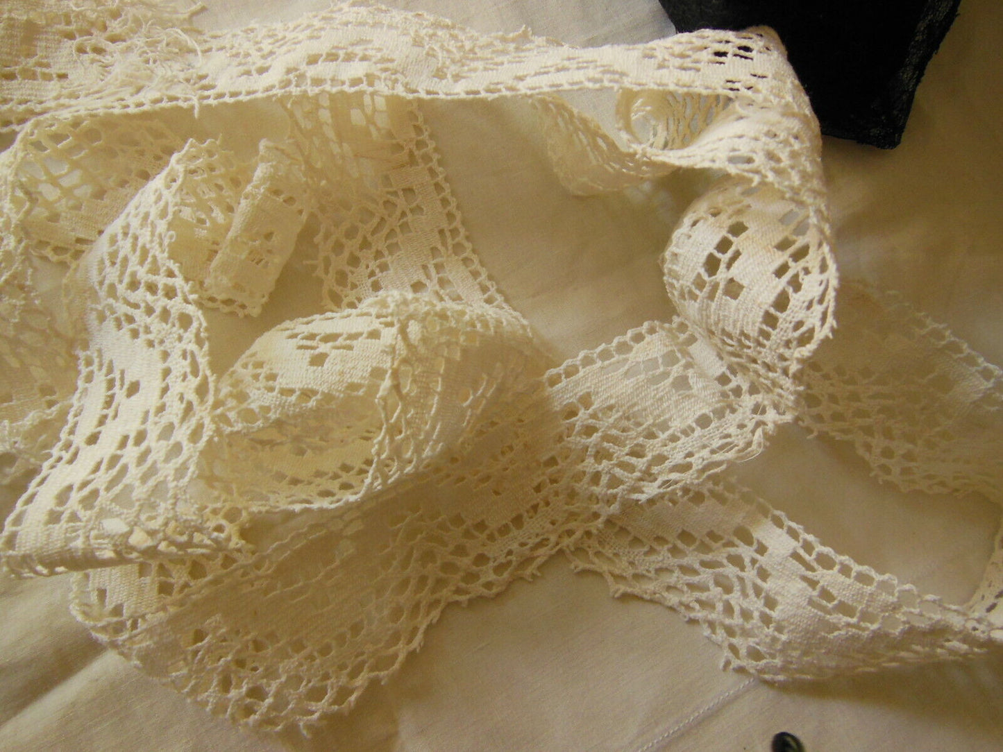 Dentelle ancienne large 1 mètre 50 sur 3,9 cm T1-37
