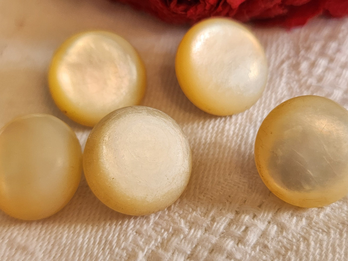 Lot 5 boutons anciens en nacre demi sphere pied métal 1,5 cm ref 5690