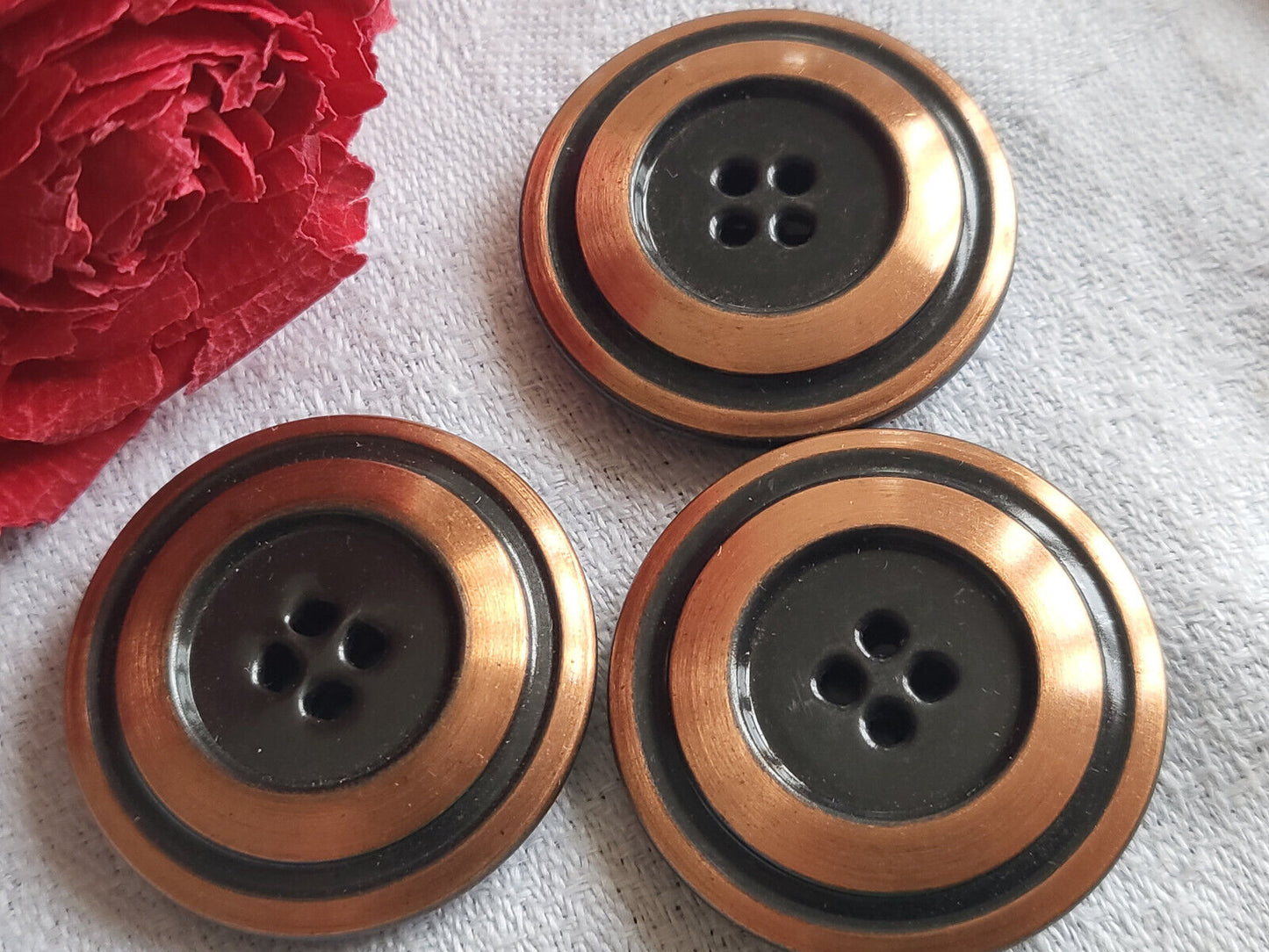 trio gros boutons vintage métal leger effet cuivre diamètre 3,1 cm ref 924