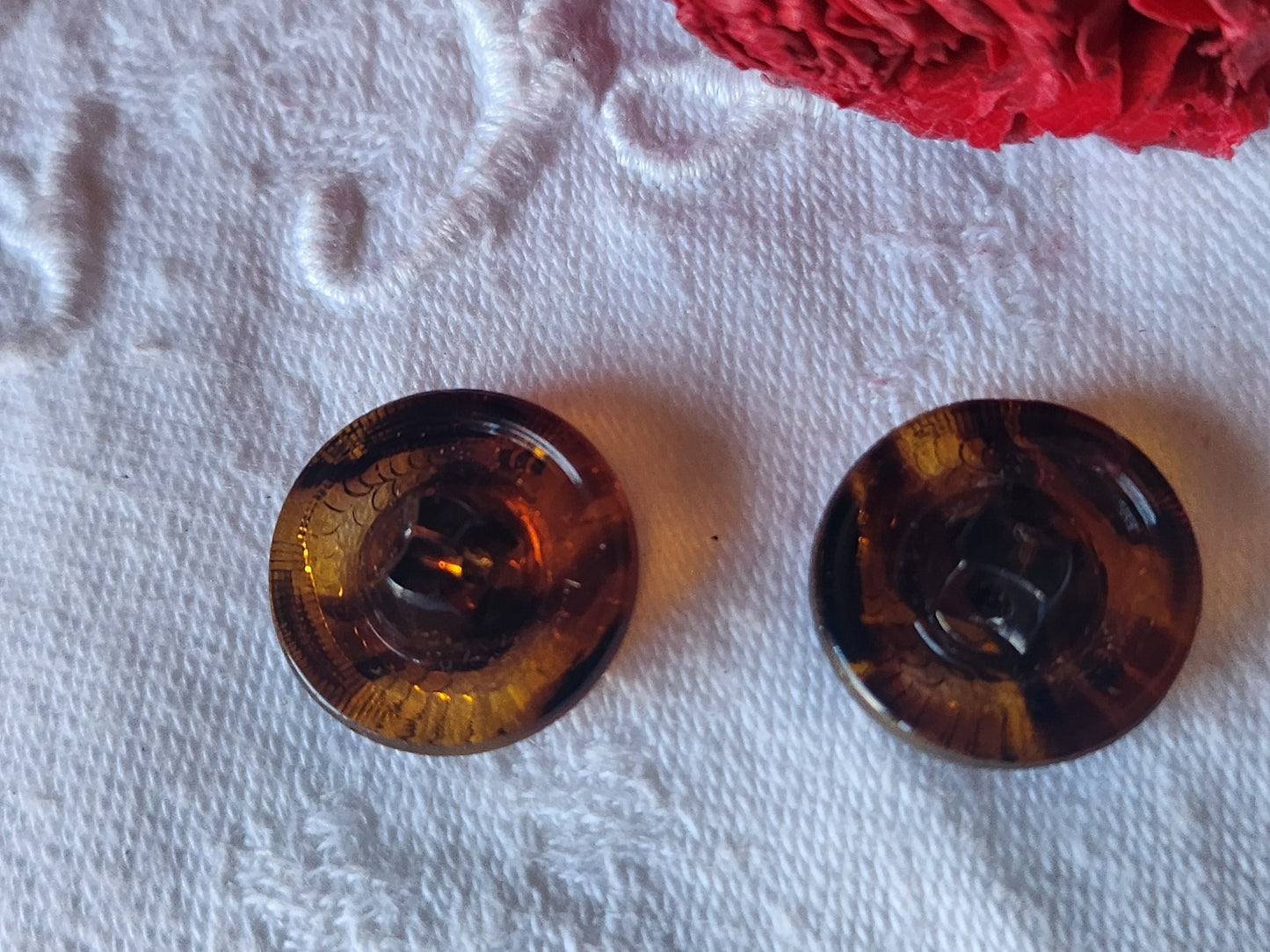 Duo boutons anciens en verre marron effet écaille 1,7 cm vintage D11N