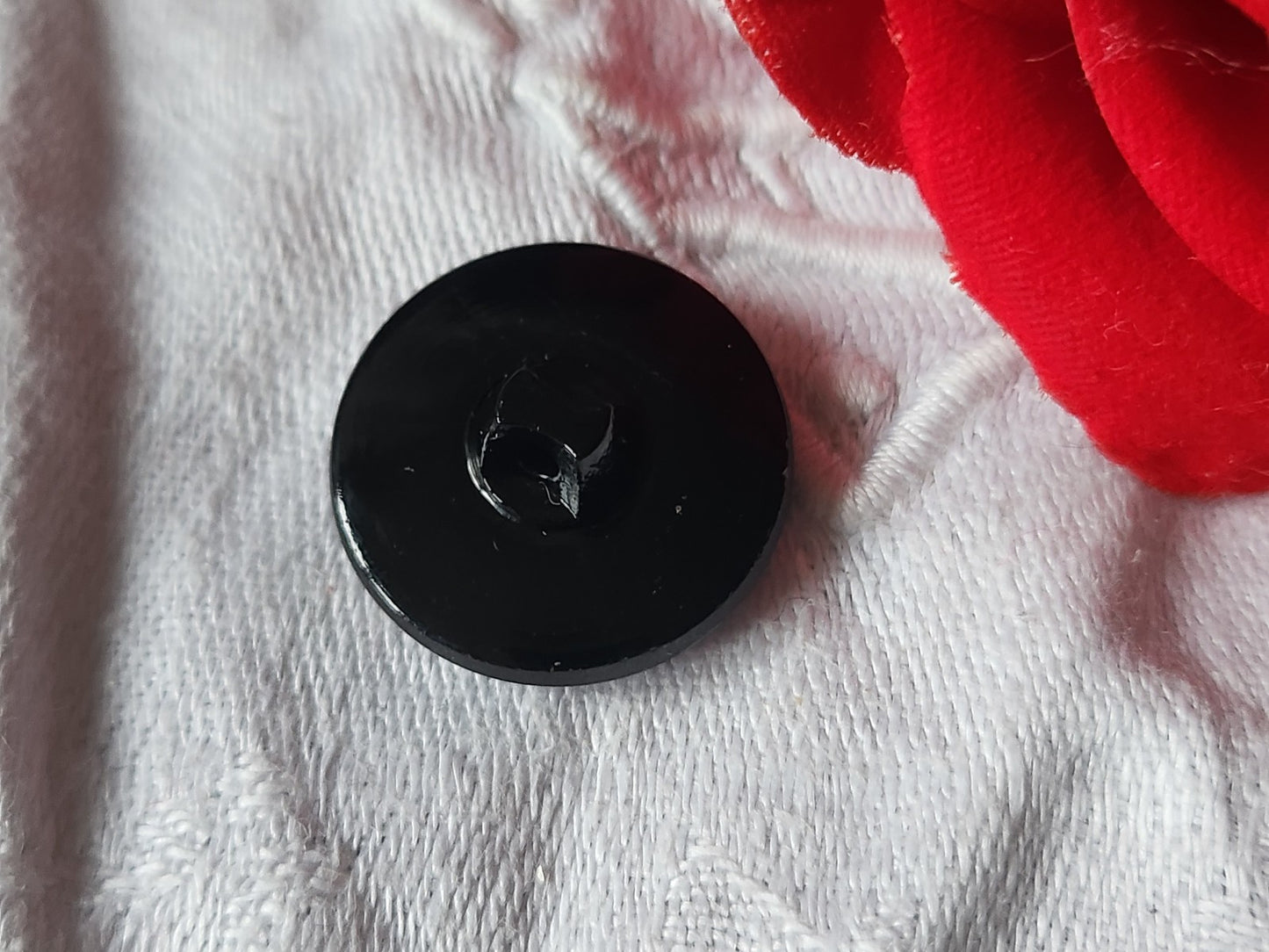 Gros bouton ancien en verre effet facette violet mordoré 2,2 cm pied D17A