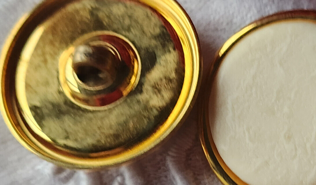 Duo gros boutons vintage collection métal doré creme 3 cm lourd ref 2379