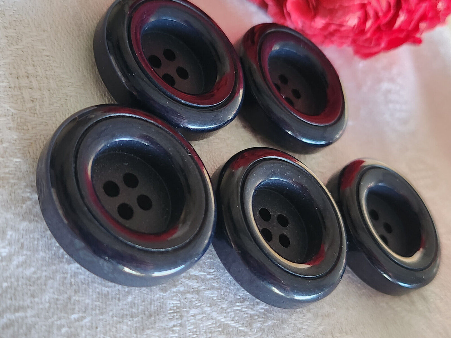 Lot 5 gros boutons vintage bleu foncé épais travaillé diamètre 2,7 cm ref 2977