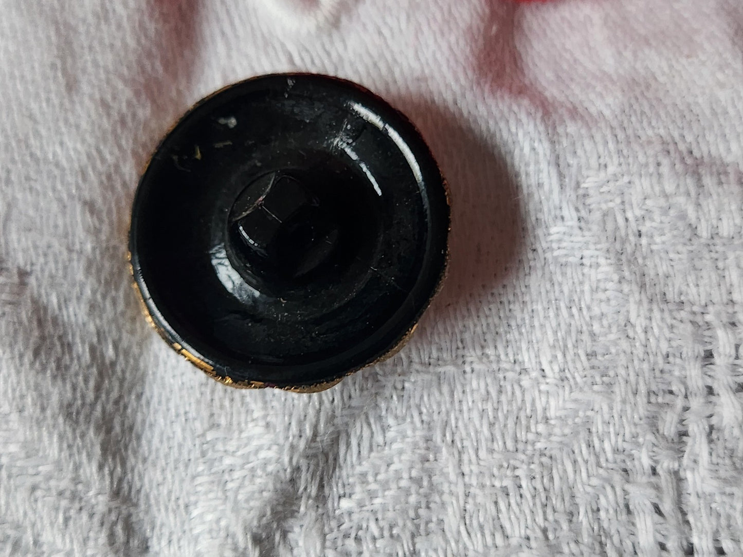 Gros bouton ancien en verre noir doré effet pétale volume 2,2 cm D17C