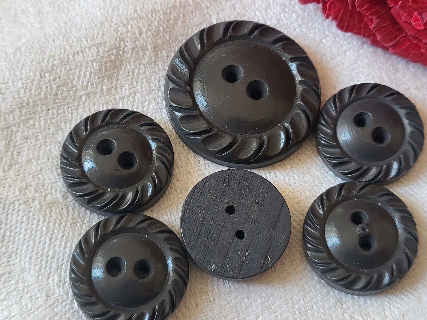 Lot 6 boutons anciens en bois peint gris à trous 1,8 et 2,7 cm ref 3205