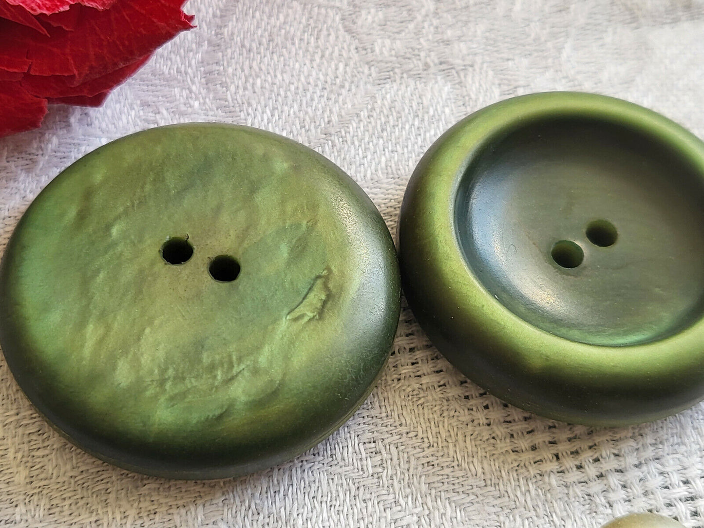 Duo gros et épais boutons vintage vert incurvé 3,6 cm ref 5819